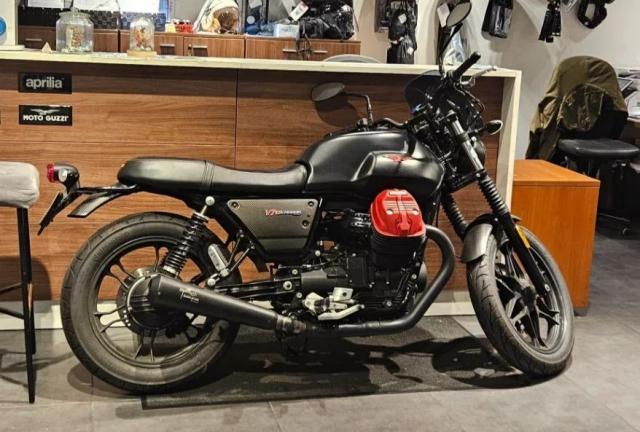 Moto Guzzi V7 Carbon image 3