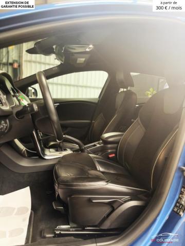 Volvo V40 2.0 T3 R-Design image 1