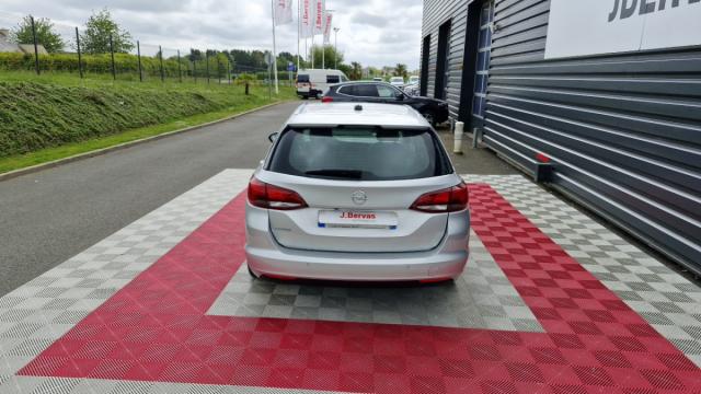 Opel Astra Sports Tourer image 2