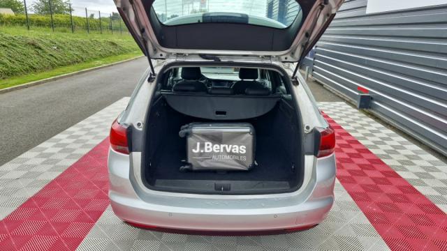 Opel Astra Sports Tourer image 1