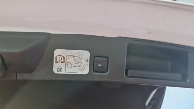 Ford Kuga image 1