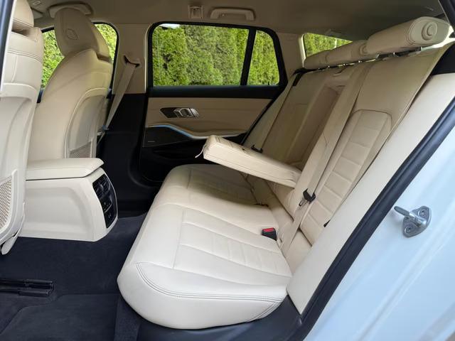 Bmw 330e image 8