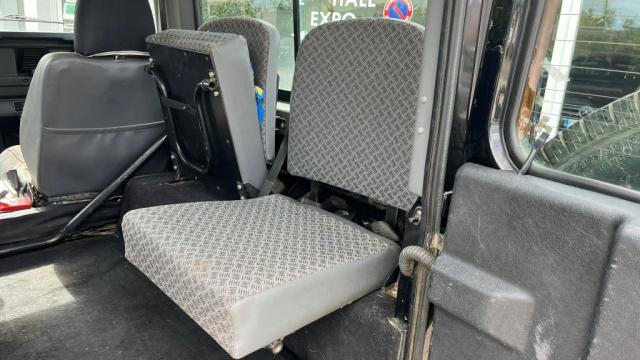 Land Rover Defender 90 image 8