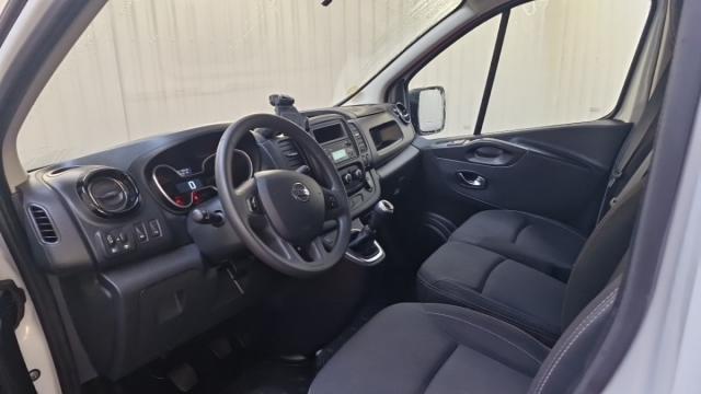 Nissan Nv300 image 2