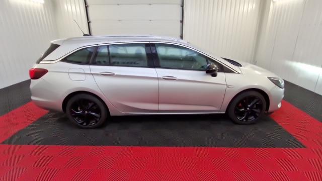 Opel Astra Sports Tourer image 1