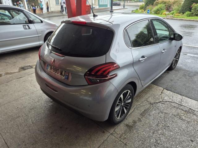 Peugeot 208 image 1