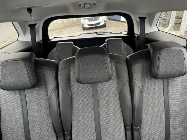 Peugeot 5008 image 1