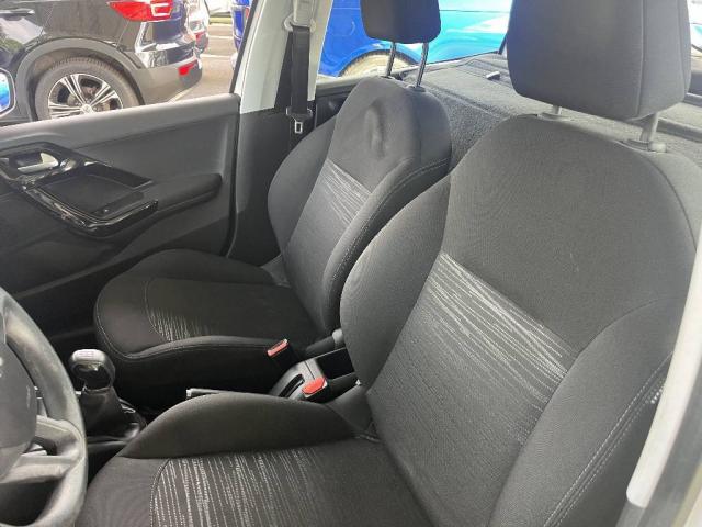 Peugeot 208 image 8