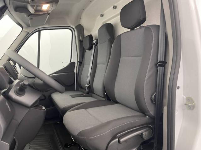 Renault Master image 2