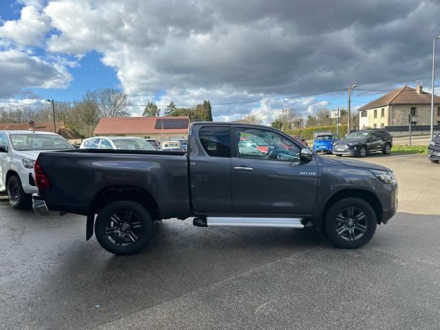 Toyota Hilux image 2
