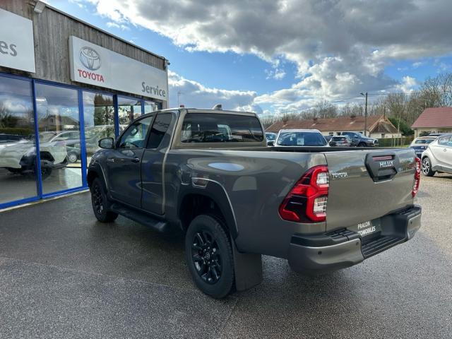 Toyota Hilux image 8