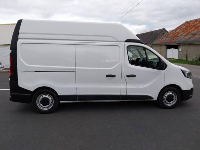 Renault Trafic image 2