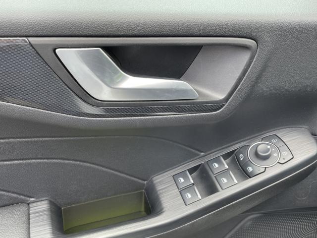 Ford Kuga image 2