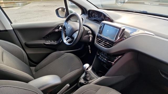 Peugeot 208 image 5