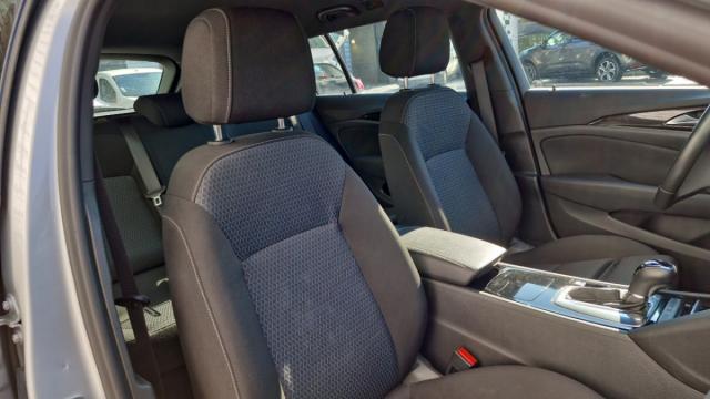 Opel Insignia Sports Tourer image 2