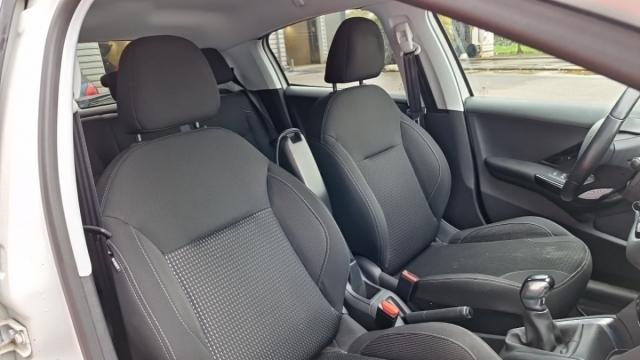 Peugeot 208 image 8
