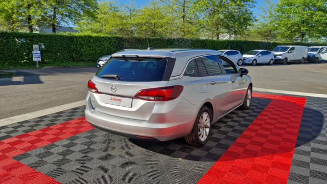 Opel Astra Sports Tourer image 2