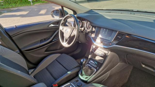 Opel Astra Sports Tourer image 5