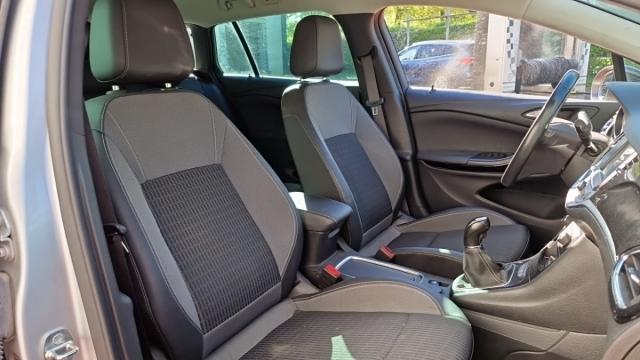 Opel Astra Sports Tourer image 8