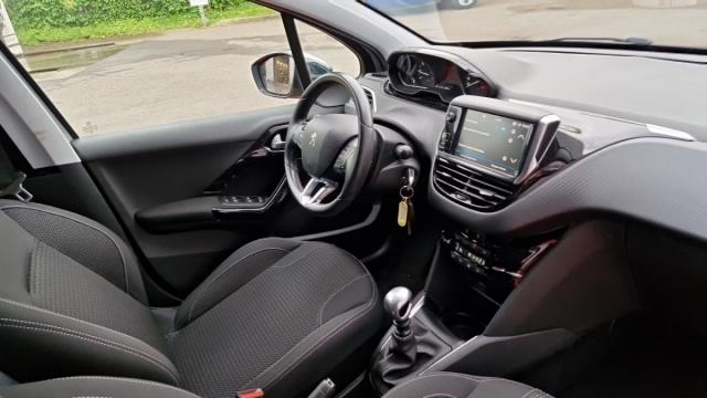Peugeot 208 image 9
