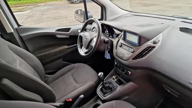 Ford Transit Courier image 8