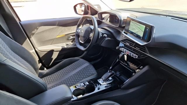 Peugeot 2008 image 2