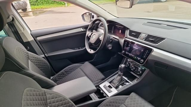 Skoda Superb Combi image 9