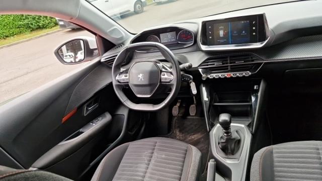 Peugeot 208 image 8