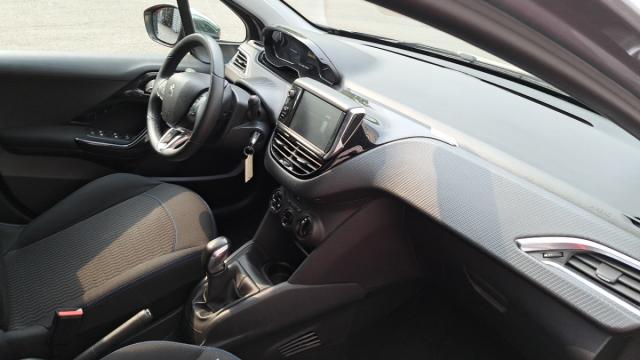 Peugeot 208 image 9
