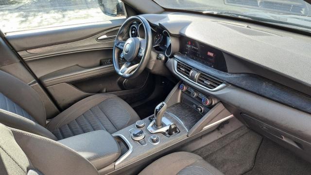 Alfa Romeo Stelvio image 8