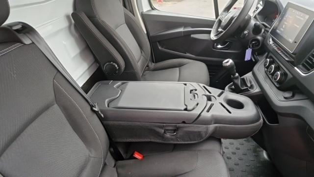 Renault Trafic image 2