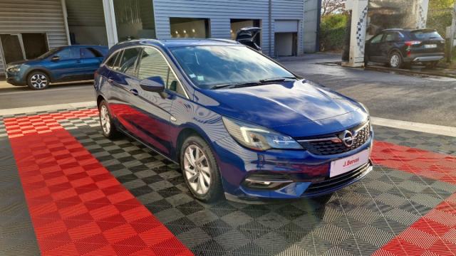 Opel Astra Sports Tourer image 2