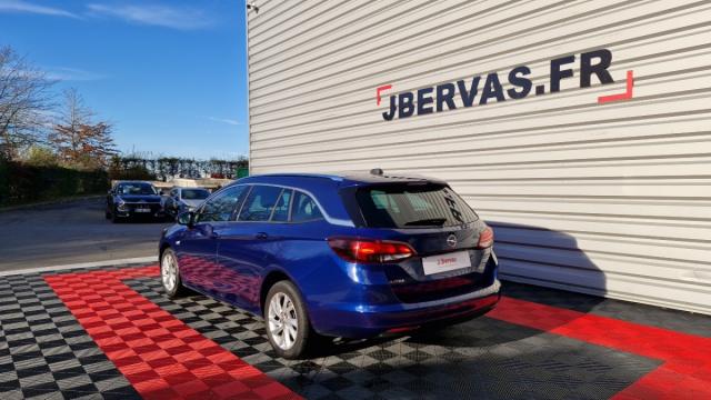 Opel Astra Sports Tourer image 1