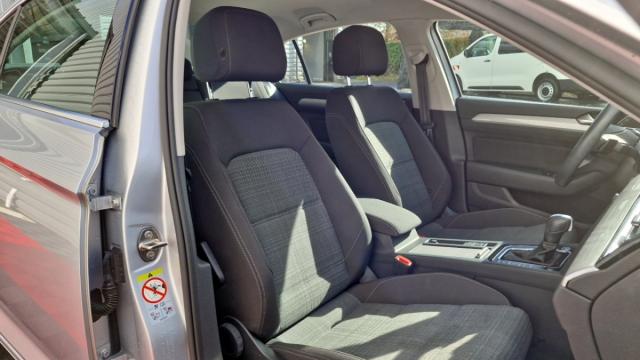 Volkswagen Passat image 9