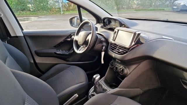 Peugeot 208 image 1
