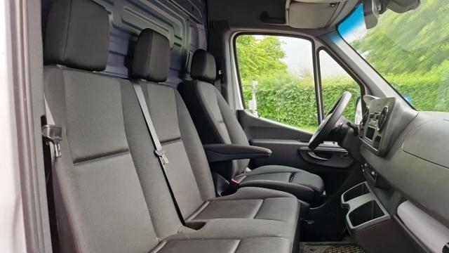 Mercedes Benz Sprinter image 2