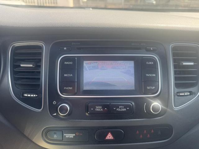 Kia Carens image 1