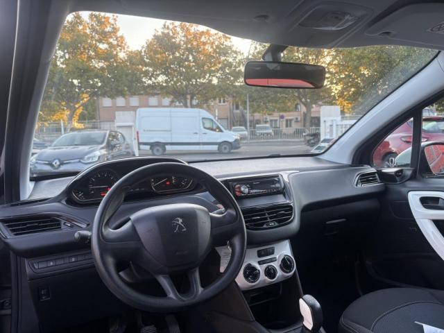 Peugeot 208 image 8
