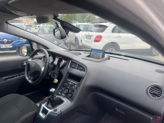 Peugeot 5008 image 2