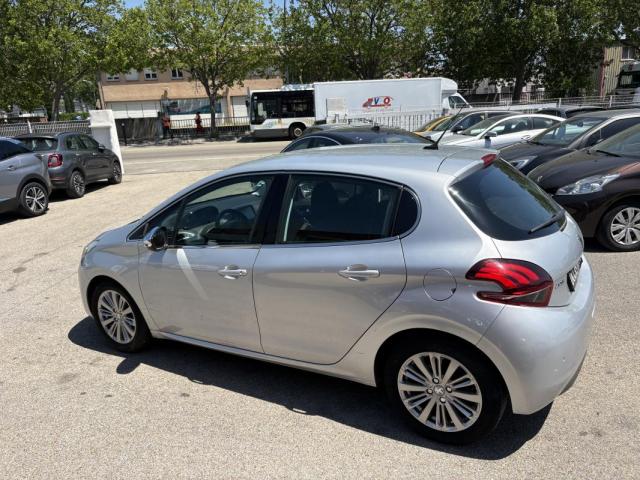 Peugeot 208 image 1