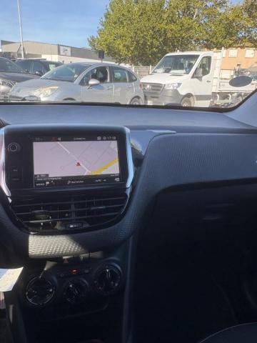 Peugeot 208 image 1