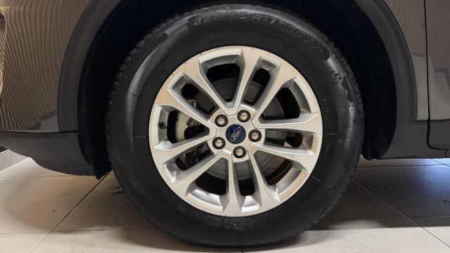 Ford Kuga image 1