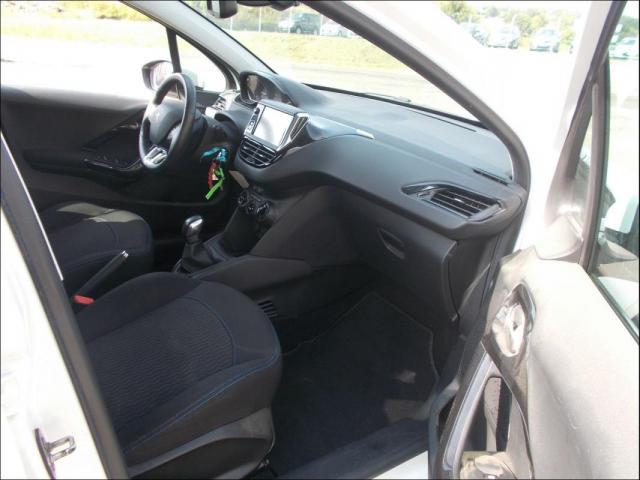 Peugeot 208 image 1