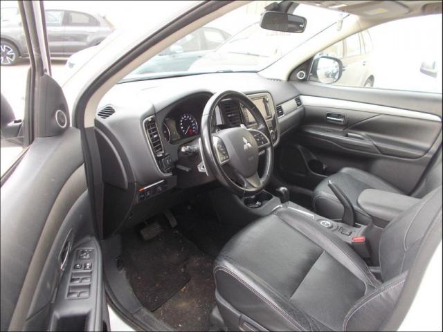 Mitsubishi Outlander image 2