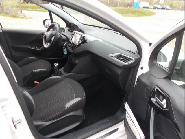 Peugeot 208 image 7