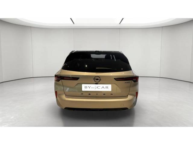 Opel Astra Sports Tourer image 2