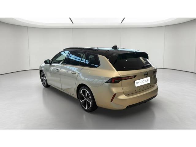 Opel Astra Sports Tourer image 3