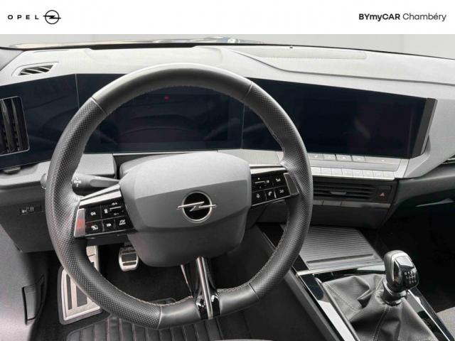 Opel Astra Sports Tourer image 3