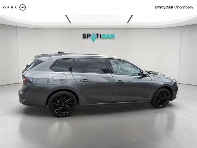 Opel Astra Sports Tourer image 1
