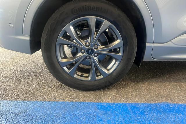 Ford Kuga image 1